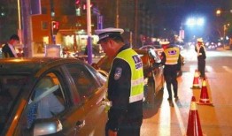 妻子爆料交警查车视频,视频内容引发网友热议