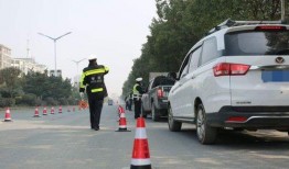 妻子爆料交警查车视频,视频内容引发网友热议